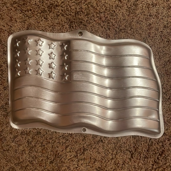 Wilton Stars and Stripes cake pan - Picture 3 of 3